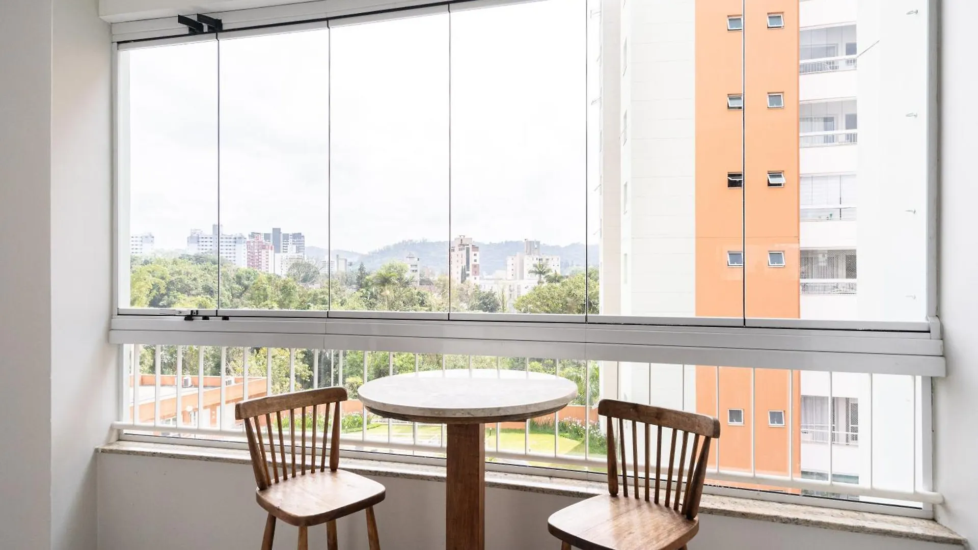 Vila Germânica Retreat: Cozy 2BR with Pool, Gym & BBQ Balcony Blumenau Apartment