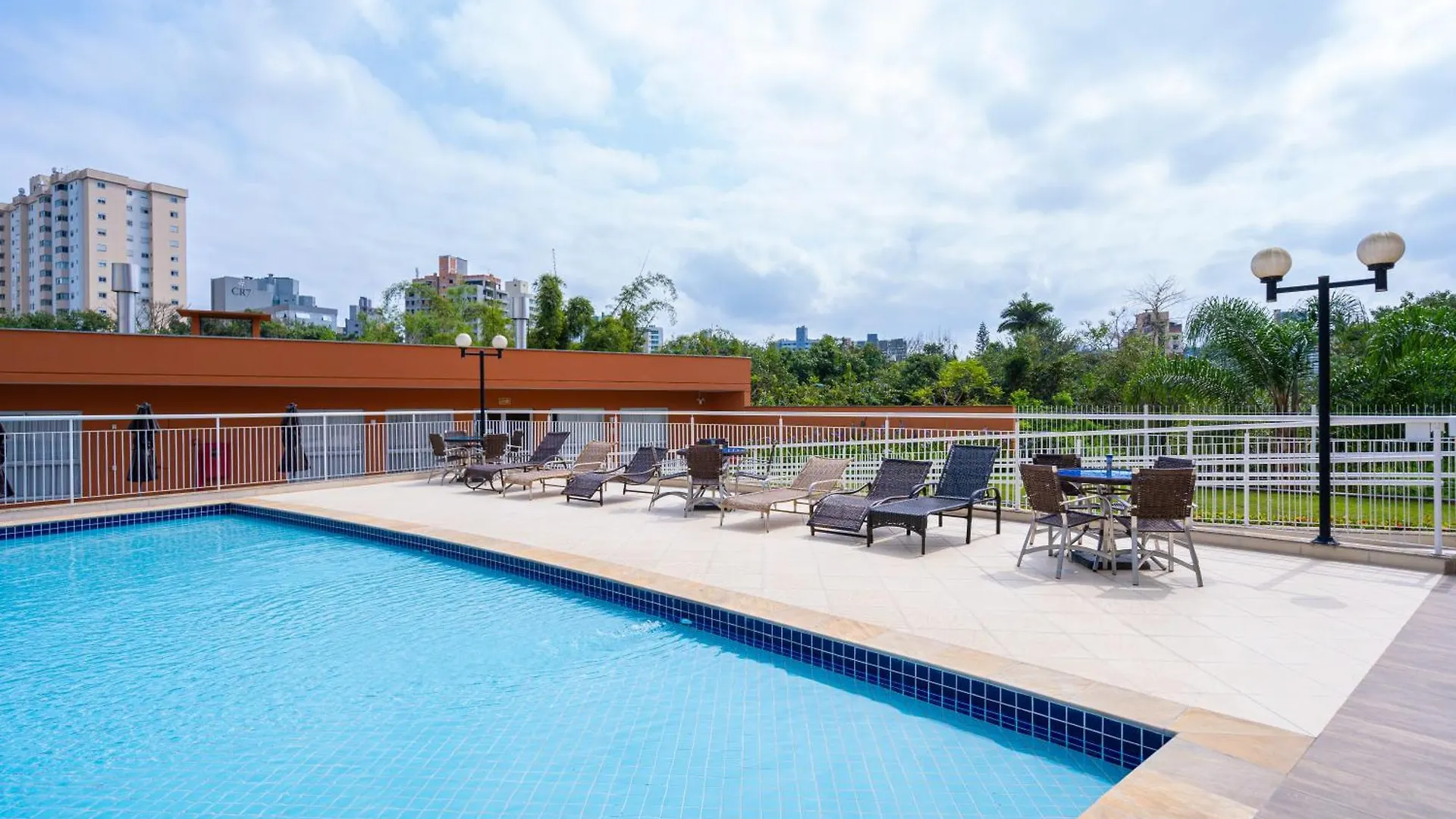 Vila Germânica Retreat: Cozy 2BR with Pool, Gym & BBQ Balcony Blumenau