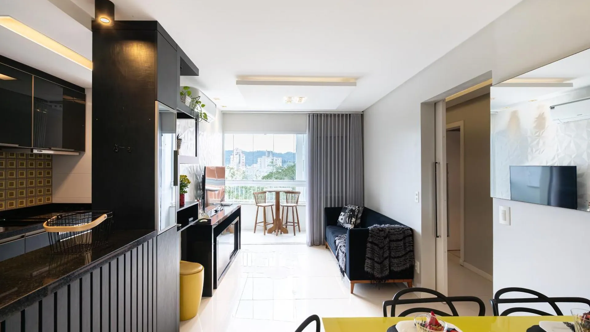 Vila Germânica Retreat: Cozy 2BR with Pool, Gym & BBQ Balcony Blumenau Apartment