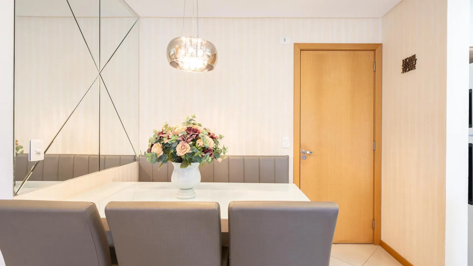 Apto A 10 Min Da Vila Germanica, Dois Quartos, Salas De Estar E Jantar, Cozinha Completa, Sacada Com Churrasqueira, Wi-Fi, Piscina, Academia, Mercadinho 24 Horas E Vaga De Garagem Blumenau Apartamento