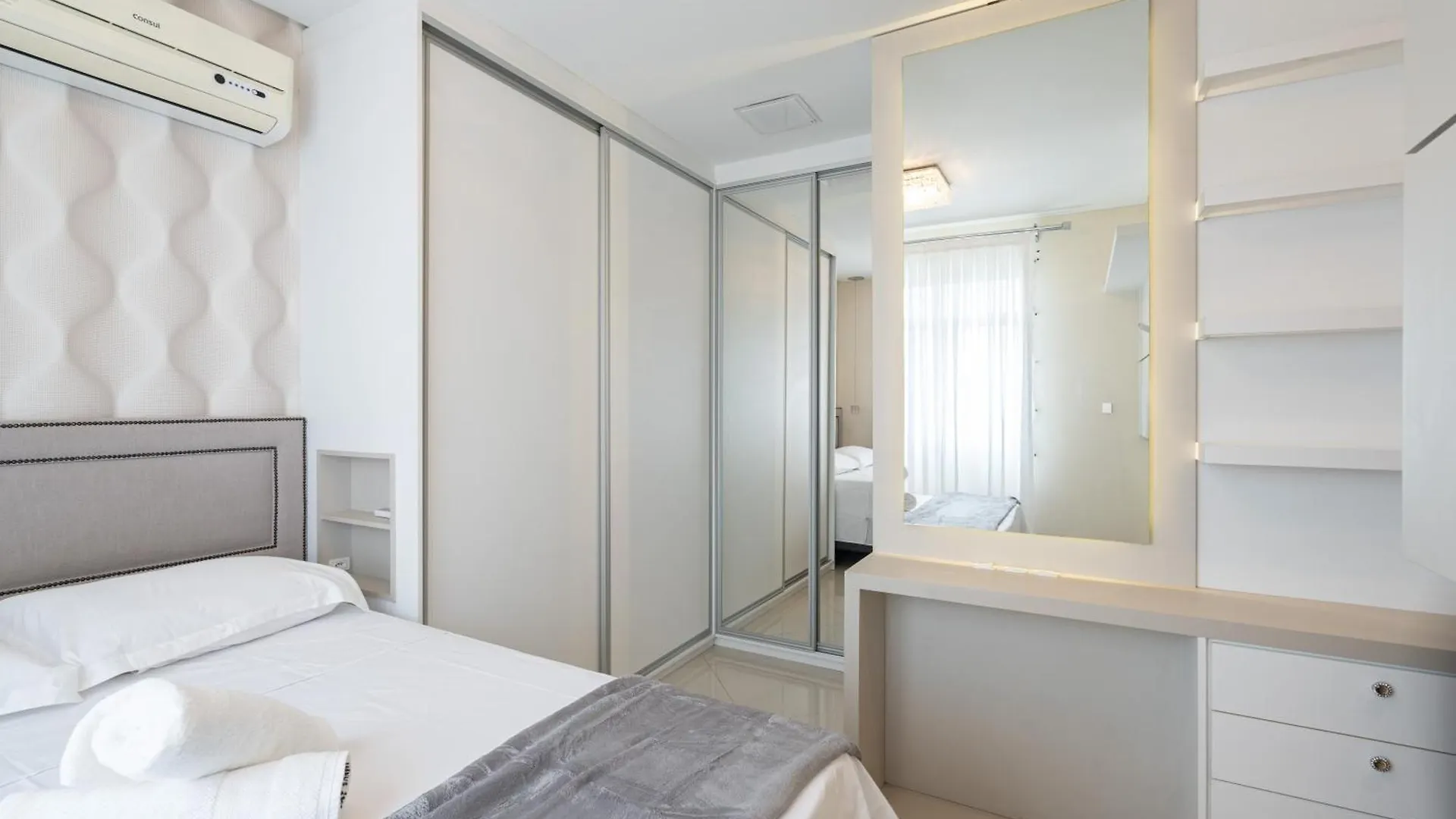 Vila Germânica Retreat: Cozy 2BR with Pool, Gym & BBQ Balcony Blumenau