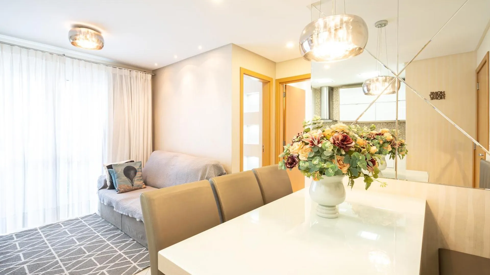 Apartment Vila Germânica Retreat: Cozy 2BR with Pool, Gym & BBQ Balcony Blumenau
