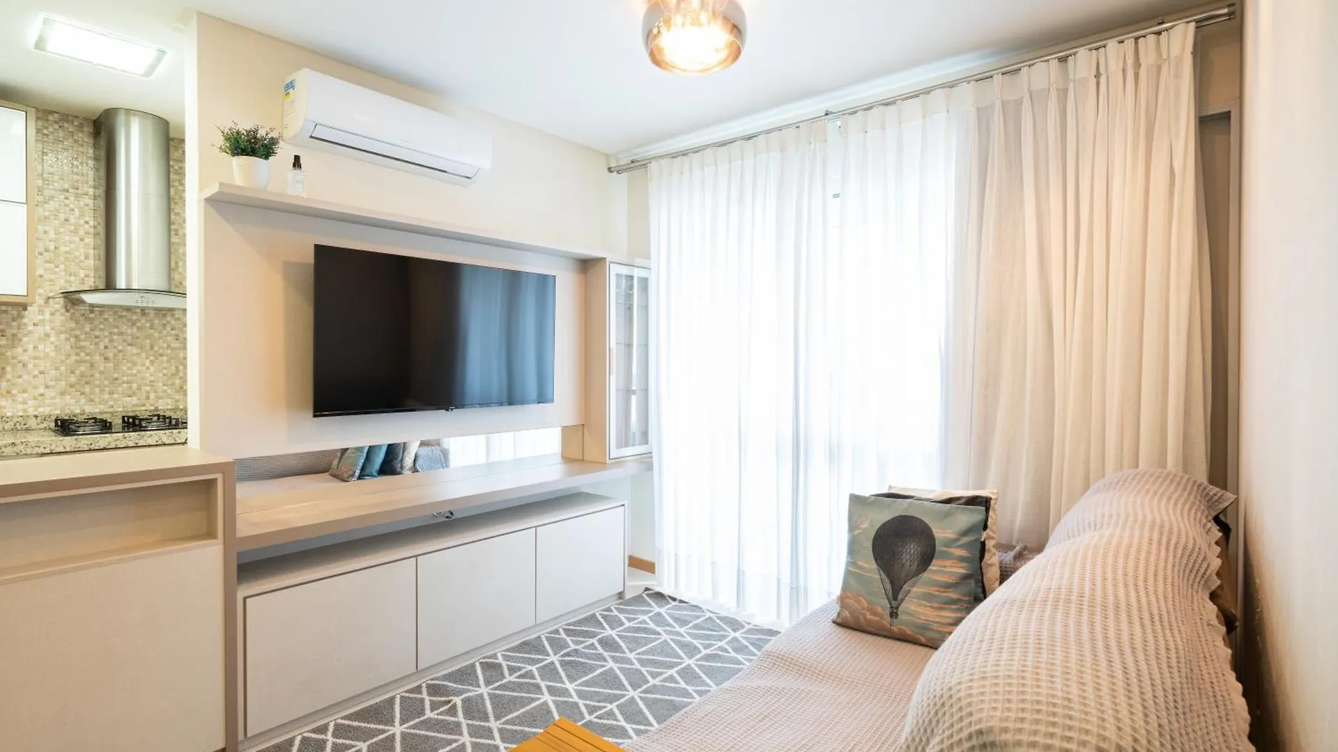 Apartment Vila Germânica Retreat: Cozy 2BR with Pool, Gym & BBQ Balcony Blumenau