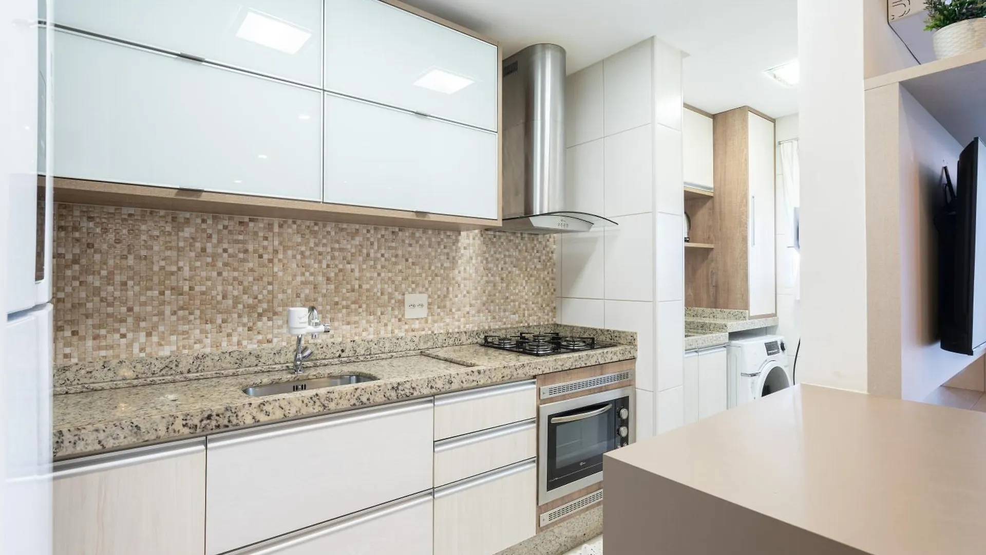 Vila Germânica Retreat: Cozy 2BR with Pool, Gym & BBQ Balcony Blumenau